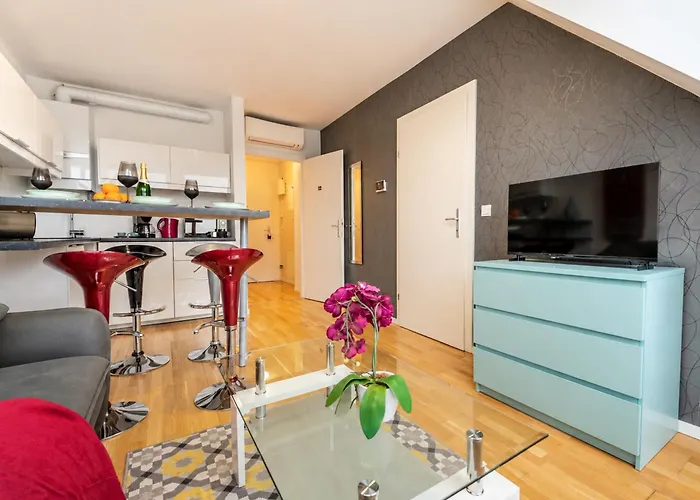 Modern Attic With Air Conditioning Near Center * Viena
